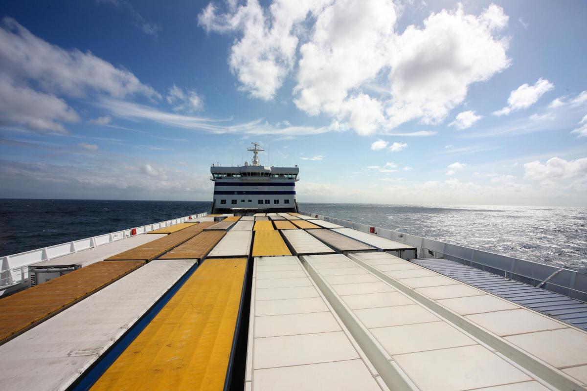 Skib med containere og løstrailere shortsea - Fastlane shipping